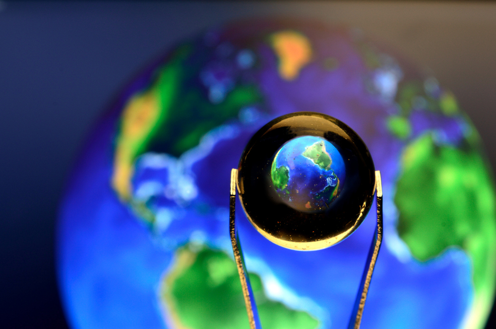 Globus der noch einmal durch eine Linse betrachtet wird. 